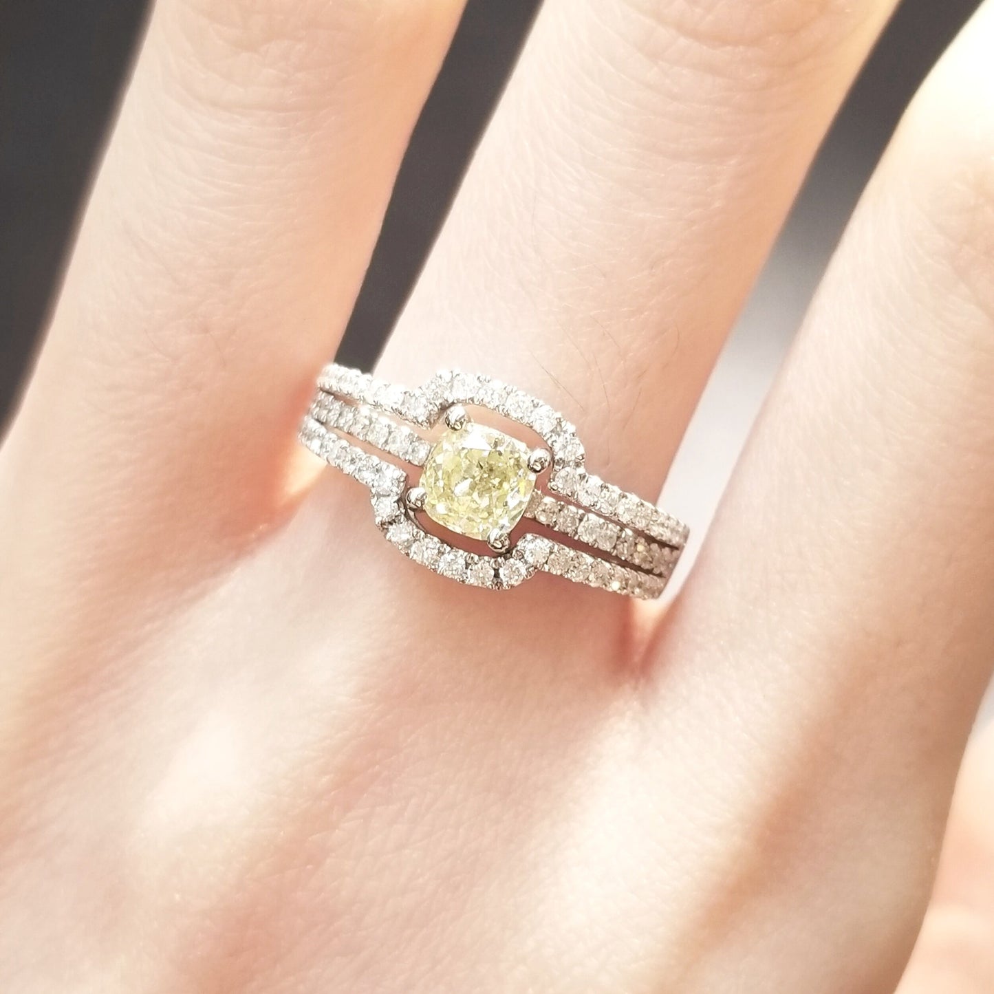 Solitaire Yellow Diamond Ring 18K Suspension 0.56ct
