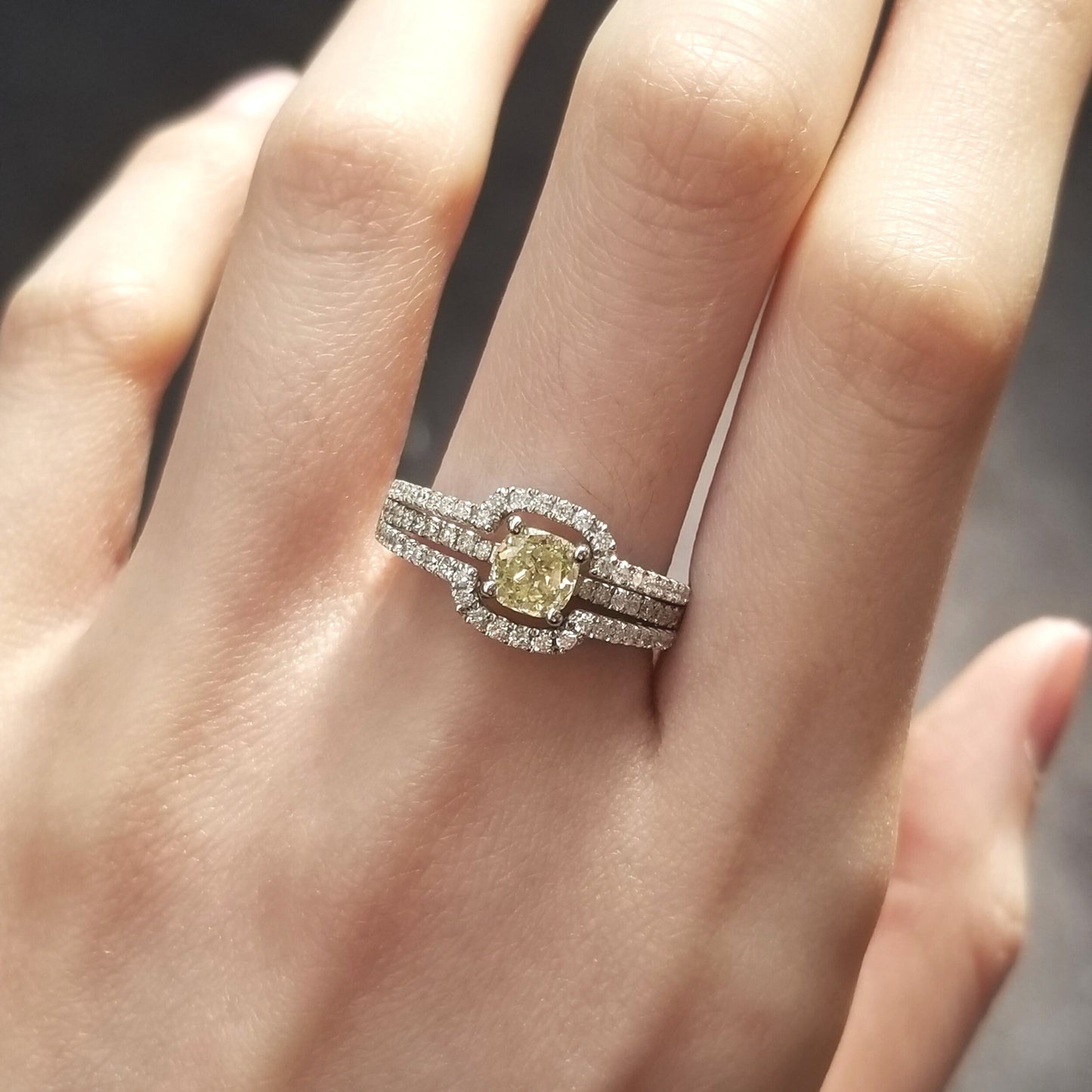 Solitaire Yellow Diamond Ring 18K Suspension 0.56ct