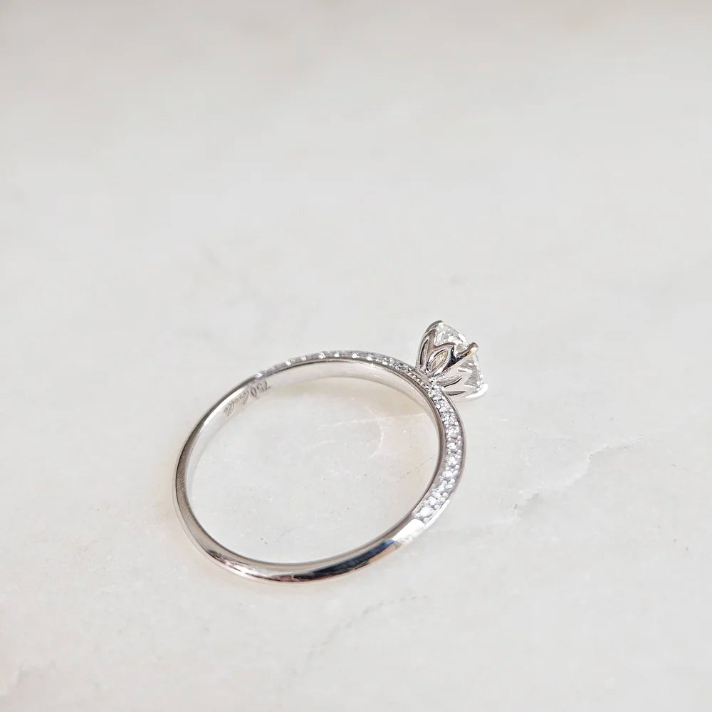 On-Point Knife-Edged Lab-grown Diamond Ring