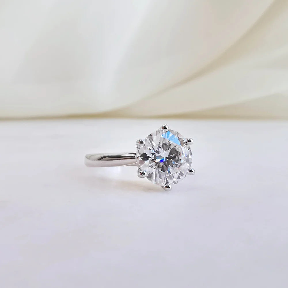 18K Journee Round Moissanite Ring