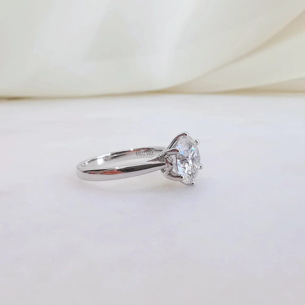 18K Journee Round Moissanite Ring