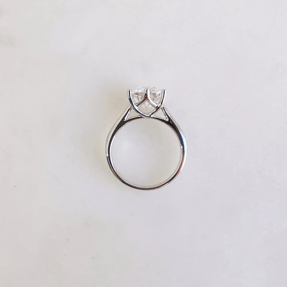 18K Journee Round Moissanite Ring