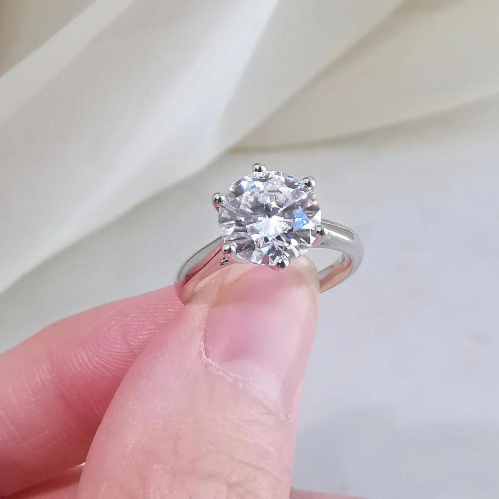 18K Journee Round Moissanite Ring