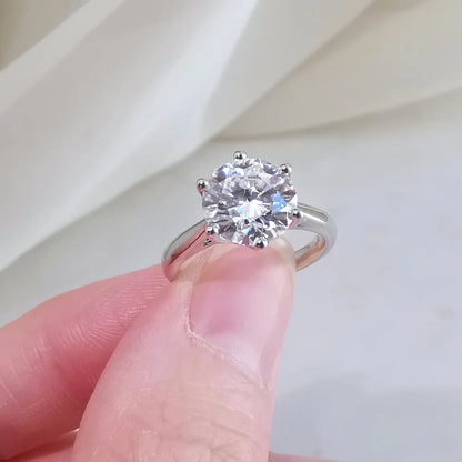 18K Journee Round Moissanite Ring