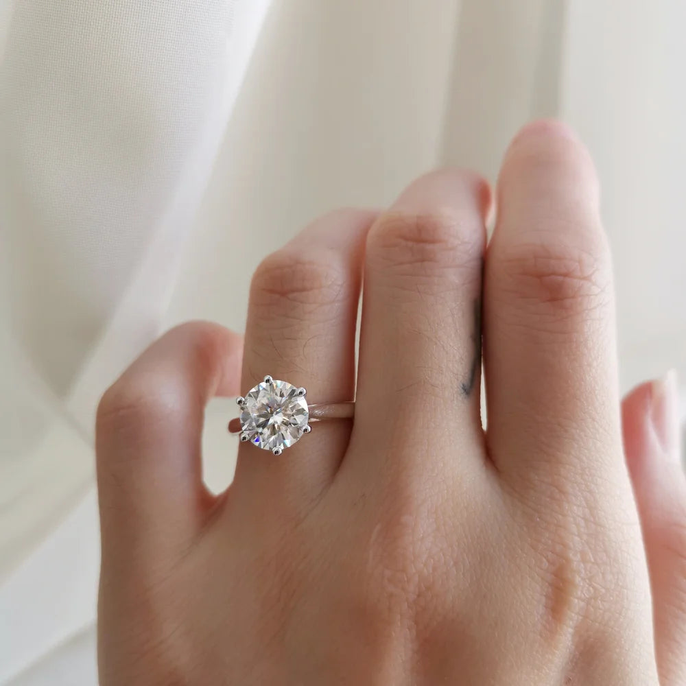 18K Journee Round Moissanite Ring