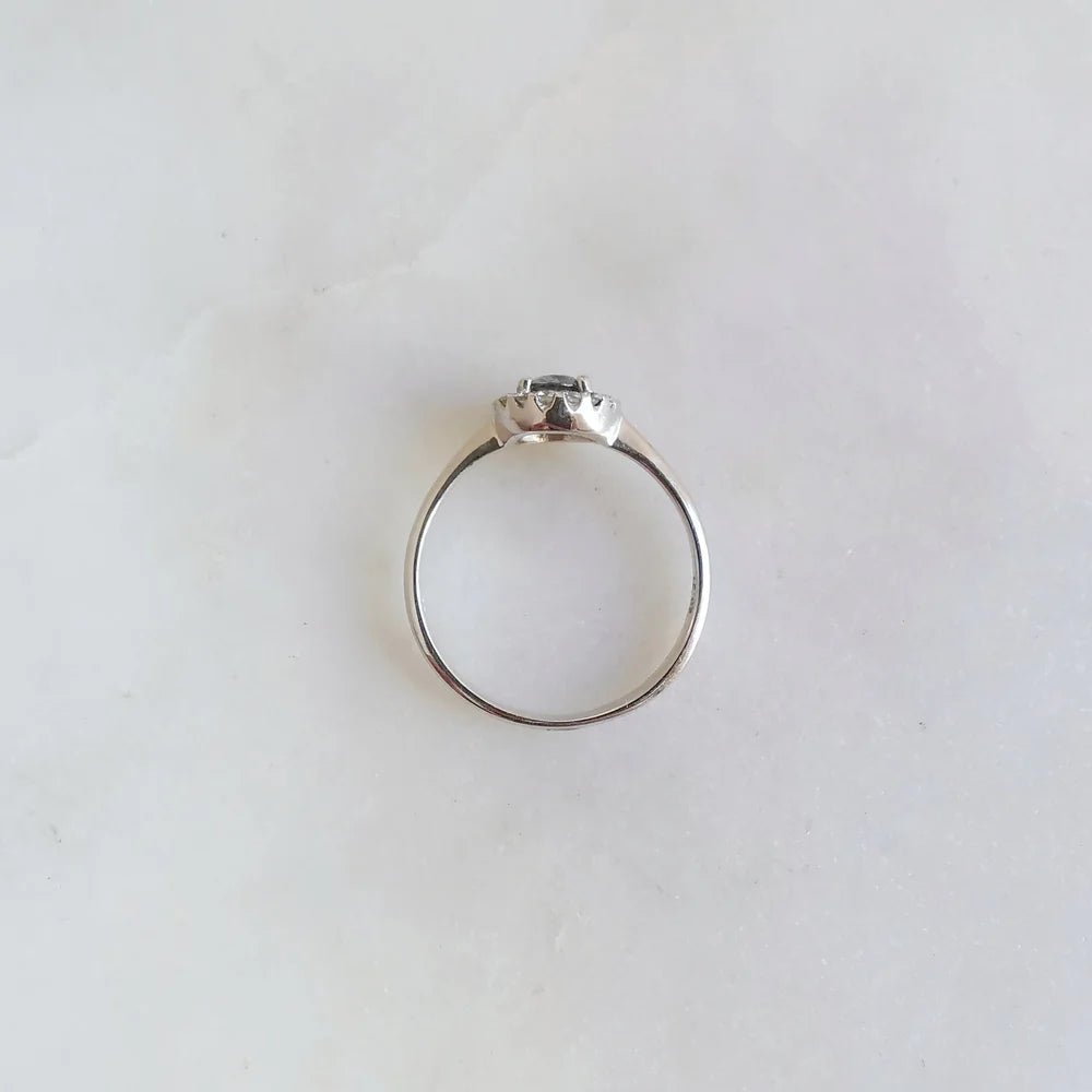 The Metalic Ring with Floating Diamond Halo