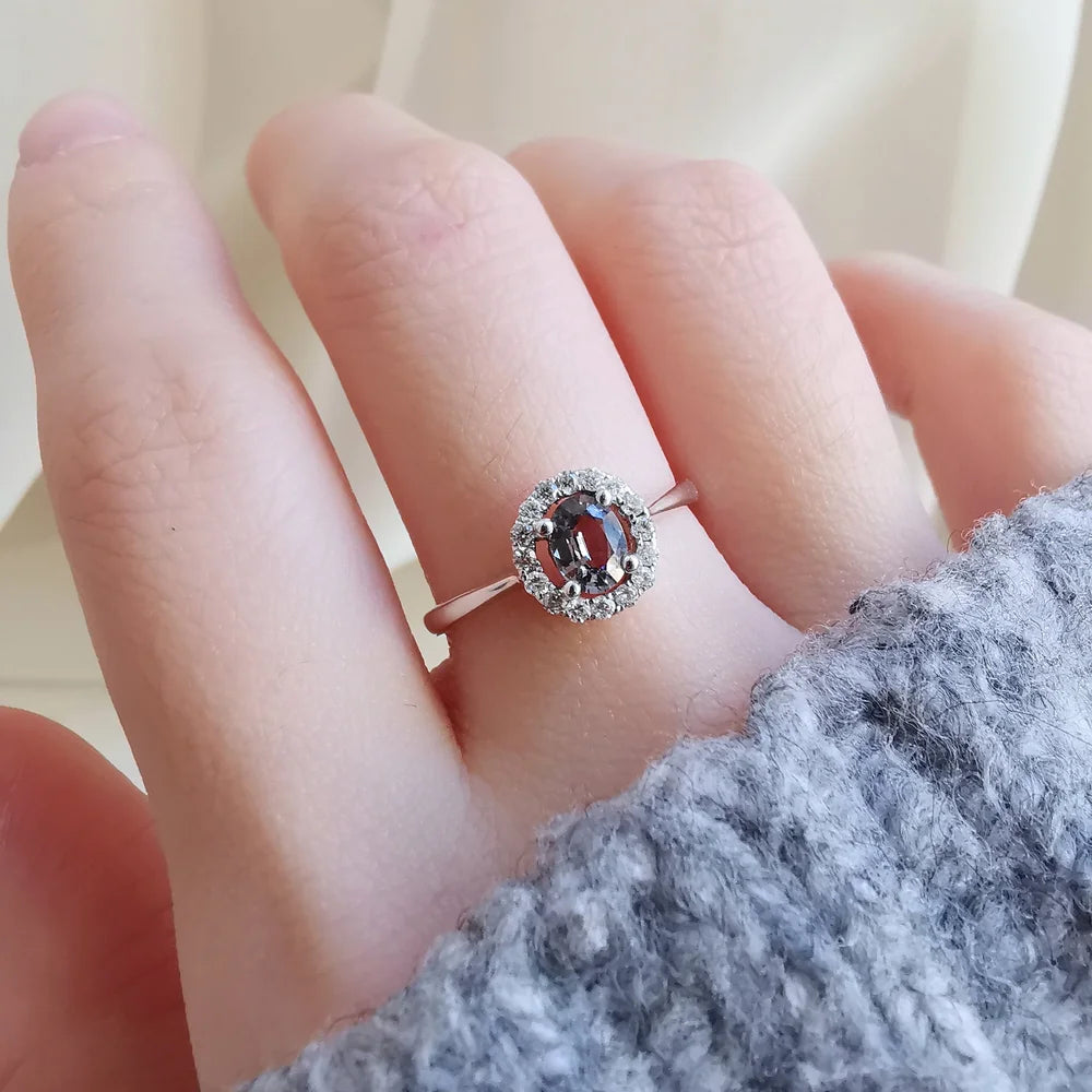 The Metalic Ring with Floating Diamond Halo