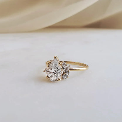 18K Vintage Pear Cut Moissanite Ring