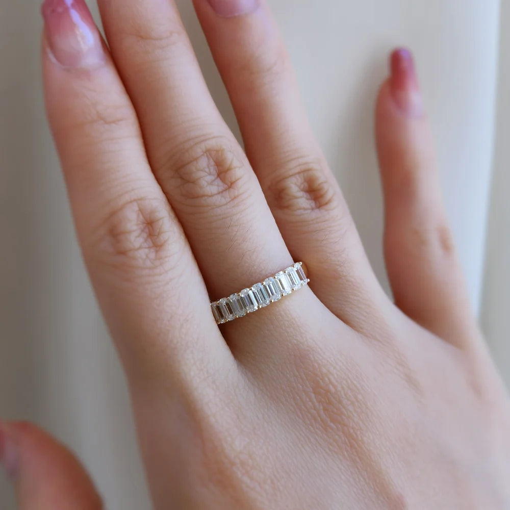 18K Kennedy Moissanite Band
