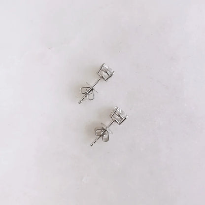 18K Round Lab Diamond Earring