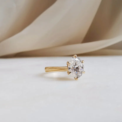 The Classic Oval Moissanite Ring (6 claws)