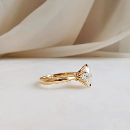 The Classic Oval Moissanite Ring (6 claws)