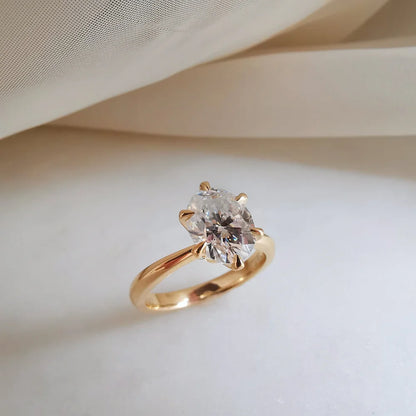 The Classic Oval Moissanite Ring (6 claws)