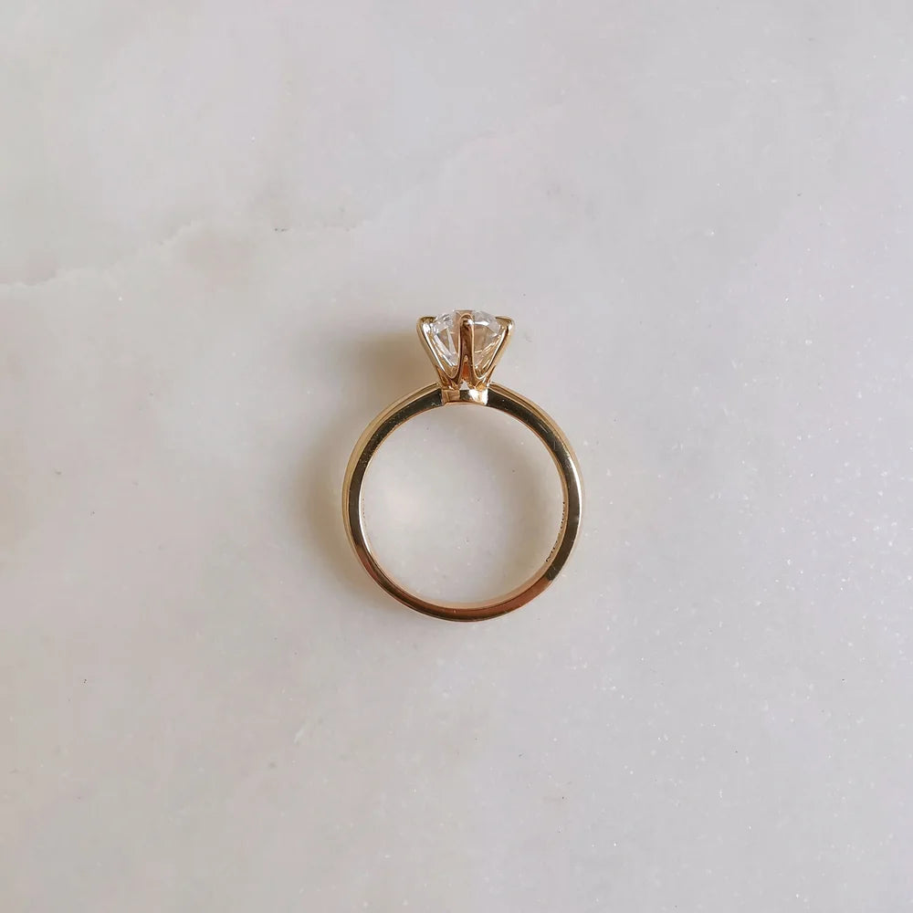 The Classic Oval Moissanite Ring (6 claws)