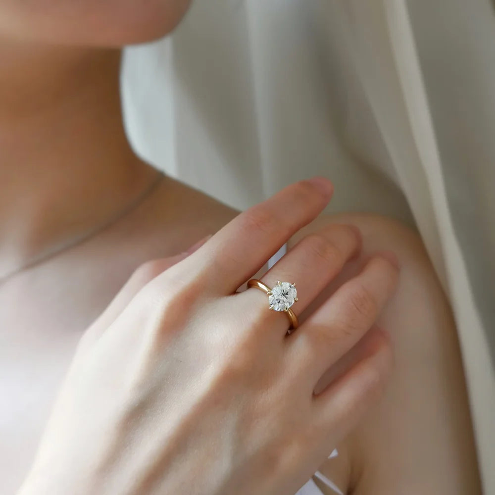 The Classic Oval Moissanite Ring (6 claws)