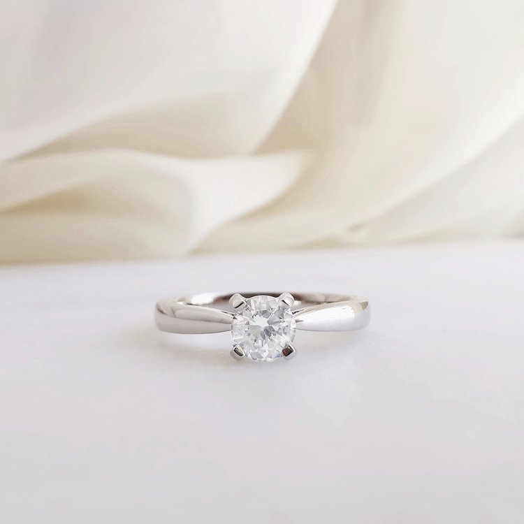 NOBILITY Round Solitaire Diamond Engagement Ring