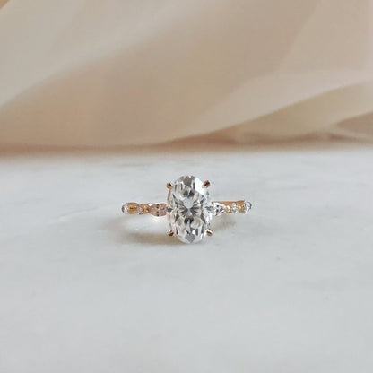 ODETTE Solitaire Oval Moissanite Engagement Ring