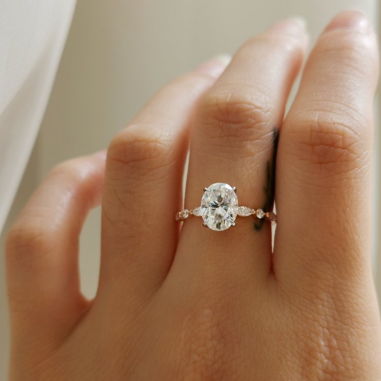 ODETTE Solitaire Oval Moissanite Engagement Ring