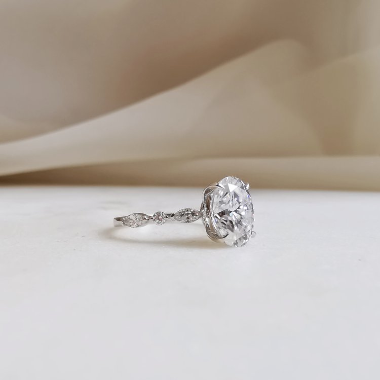 ODETTE Solitaire Oval Moissanite Engagement Ring